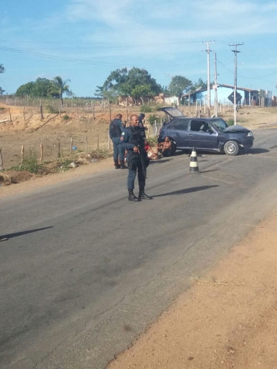 Viatura da PM colide com carrode passeio em Tobias Barreto (Foto: Gerliano Brito/FaxAju)