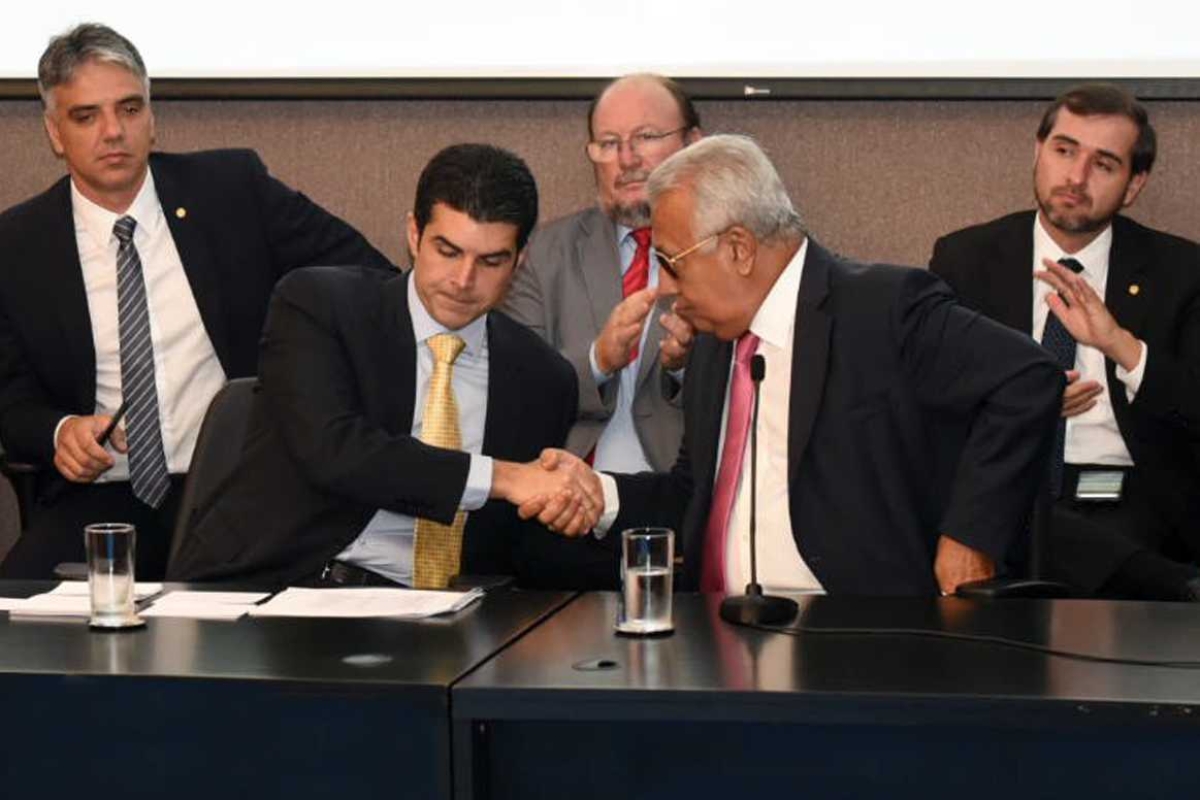 Prefeitos aplaudem governador no Ministério da Integração (Foto: Roque Sá/ASN)