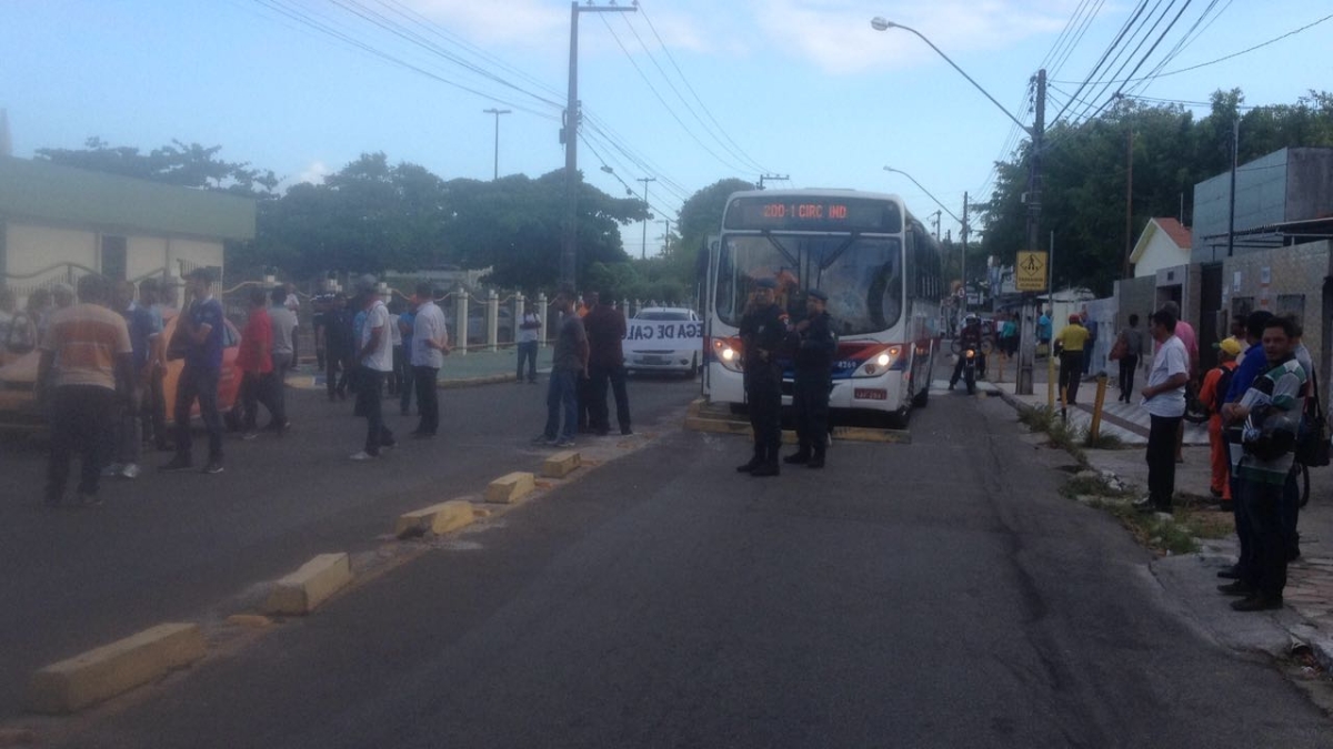 Tumulto durante a manifestação em frente Petrobras (Foto: Ed Carlos Queiroz)