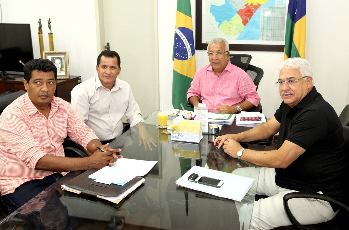 O governador do estado garantiu ao prefeito Edson Cruz ainda mais ações no município de Santa Luzia do Itanhy (Foto: André Moreira/ASN)