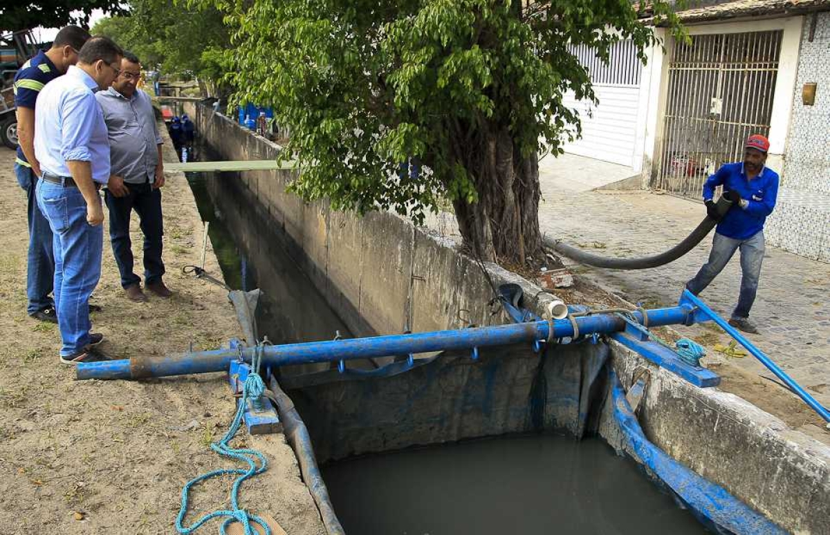 Emsurb retoma serviço de limpeza de canais pelo método de barragem (Foto: Marcos Rodrigues/Assessoria Emsurb)