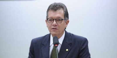 Laércio Oliveira: objetivo da proposta é evitar que feriados sejam emendados e se percam dias úteis (Foto: Lúcio Bernardo Jr./Agência Câmara)