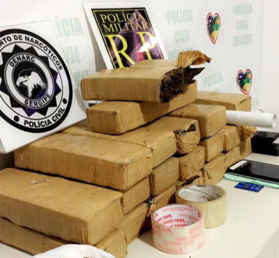 Acusada de tráfico é presa com 20Kg de maconha no Orlando Dantas (Foto: SSP/SE)