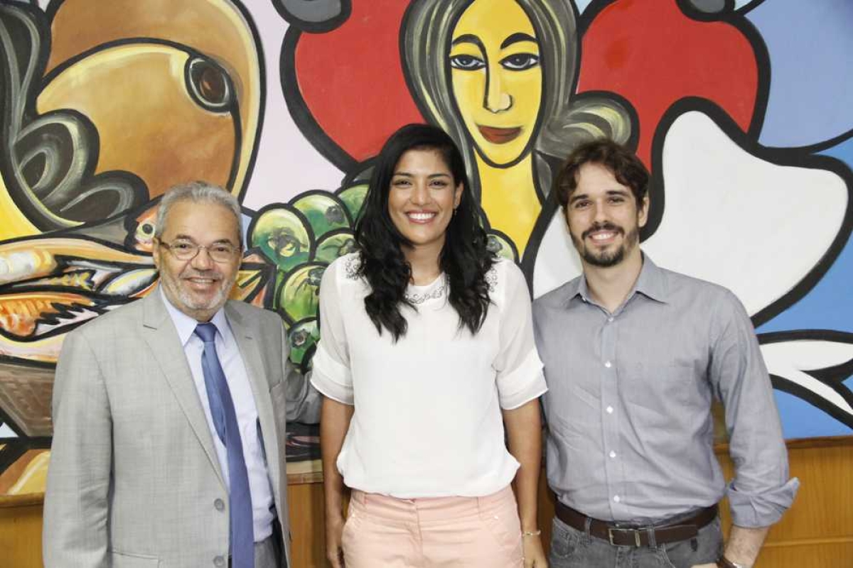 Conselheiro-presidente recebeu os novos servidores em seu gabinete (Foto: Cleverton Ribeiro/TCE/SE)