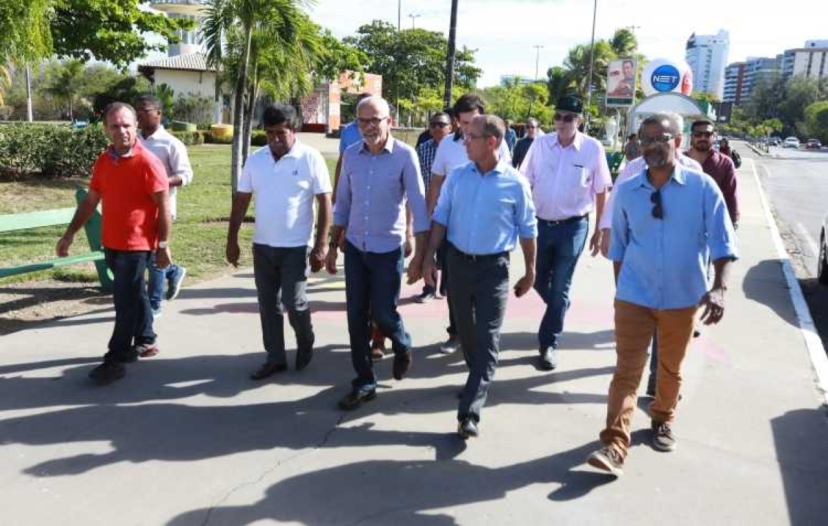 Prefeito verifica obras de limpeza do canal da 13 de Julho (Foto: Silvio Rocha)