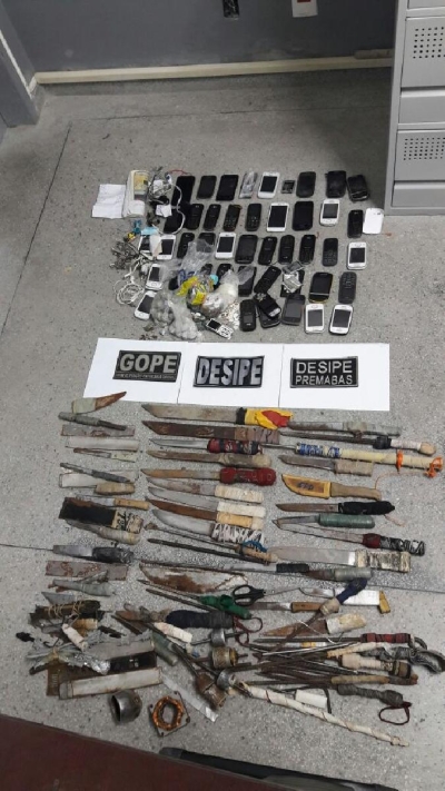 Desipe e SSP/Sergipe apreendem 42 celulares, 76 chips, 10 trouxas de cocaína, 80 papelotes de maconha e 95 facas artesanais em Presídio Regional (Foto: Sejuc/SE)