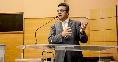 Parlamentar alerta: "a ação distributiva dos serviços feita pela Deso, jamais será feita pela iniciativa privada. Alguém imagina esta iniciativa indo investir onde não tem rentabilidade?" - Deputado Luciano Pimentel (Foto: Ascom/LP)