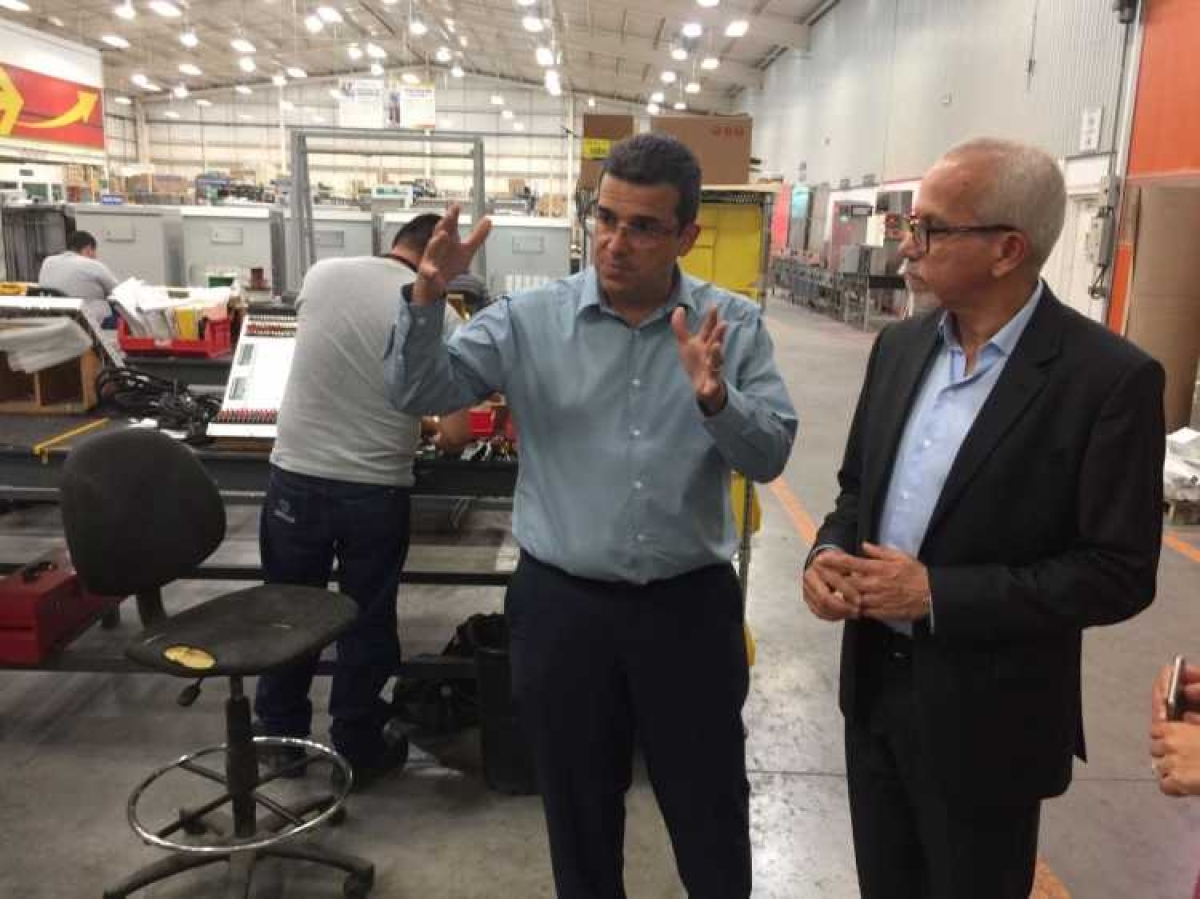 Edvaldo Nogueira conhece fábrica de tecnologia para o trânsito no México (Foto: Arquivo Pessoal)