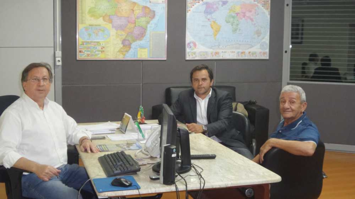 Jairo de Glória cobra agilidade no processo de regulamentação de fabriquetas de queijos (Foto: Assessoria Jairo de Glória) Jairo de Glória cobra agilidade no processo de regulamentação de fabriquetas de queijos (Foto: Assessoria Jairo de Glória)