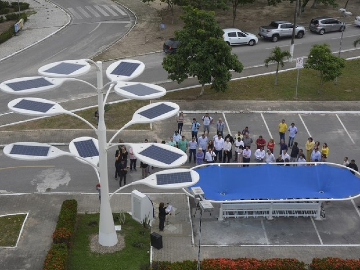 A árvore solar abastece uma frota de dez bicicletas elétricas. (Foto: Guarani Batista/Divulgação UECE)