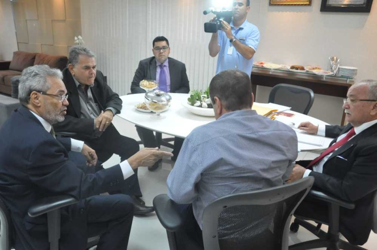 Luciano Bispo recebe presidente do TCE/Sergipe (Foto: Jadilson Simões/Agência Alese)