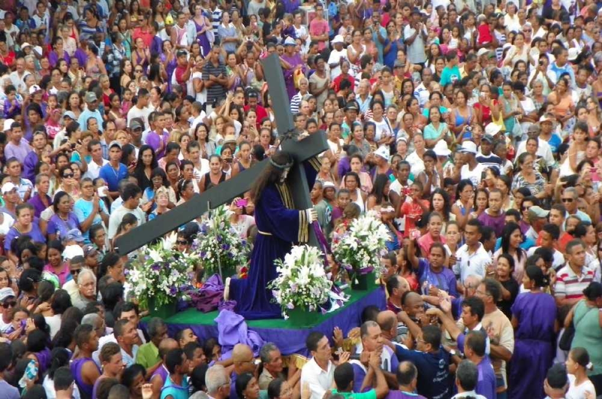 Procissões atraem romeiros de todo Estado (Foto: Danielle Pereira/Portal Infonet)