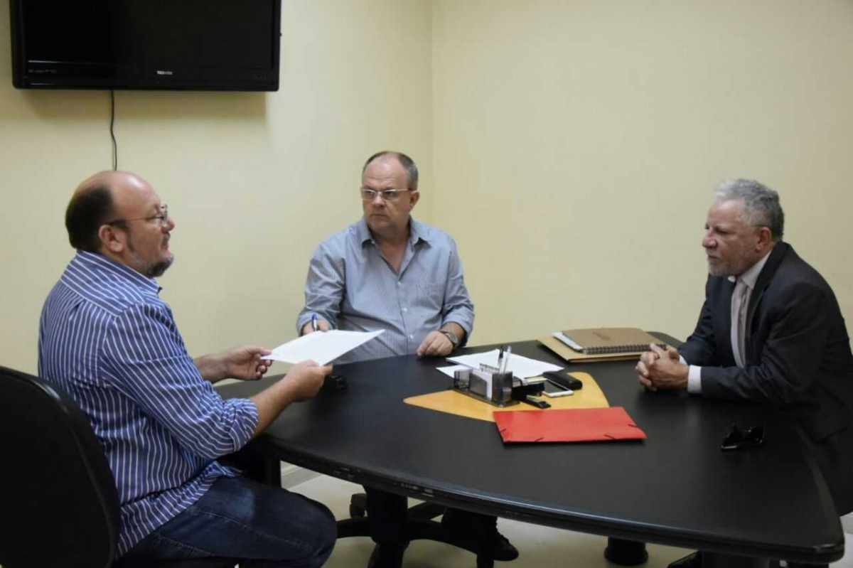 João Daniel entrega ao vice-governador moção de agricultores do Alto Sertão pedindo ações emergenciais (Foto: Márcio Garcez/Assessoria João Daniel)