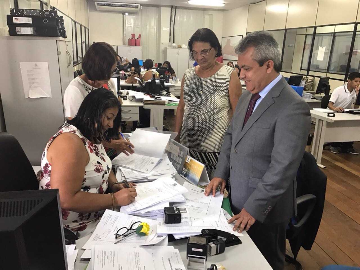Requerimento da CPI do Lixo é protocolado na Câmara de Aracaju (Foto: Assessoria Elber Batalha)