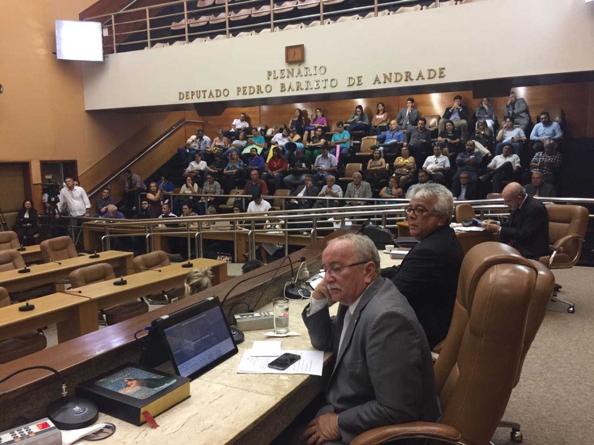 Luciano Bispo parabeniza Almeida Lima e Ramiro Rokenbach por explanação na Alese (Foto: Agência Alese)