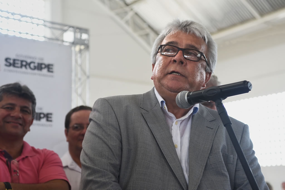 Durante a solenidade, o filho da homenageada, o secretário de Estado da Saúde, Almeida Lima, agradeceu ao governador pela distinção recebida e lembrou que, apesar de não ter sido uma mulher letrada, dona Berila sempre deu valor à educação (Foto: Anne Karoline/ASN)