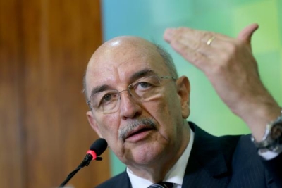 "Se a pessoa consegue um trabalho remunerado e formal, tem de ser incentivada, não pode ser punida com a perda do Bolsa Família", diz o ministro do Desenvolvimento Socia, Osmar Terra (Foto: Wilson Dias/Agência Brasil)
