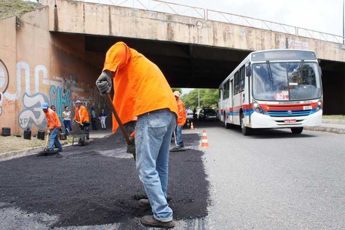 Vinte toneladas de asfalto foram aplicadas (Foto: Emurb)