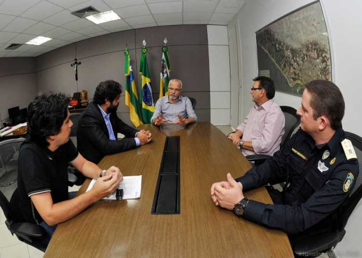 Edvaldo Nogueira discute com SSP integração entre Guarda Municipal e polícias Militar e Civil (Foto: Janaína Santos/PMA) Edvaldo Nogueira discute com SSP integração entre Guarda Municipal e polícias Militar e Civil (Foto: Janaína Santos/PMA)