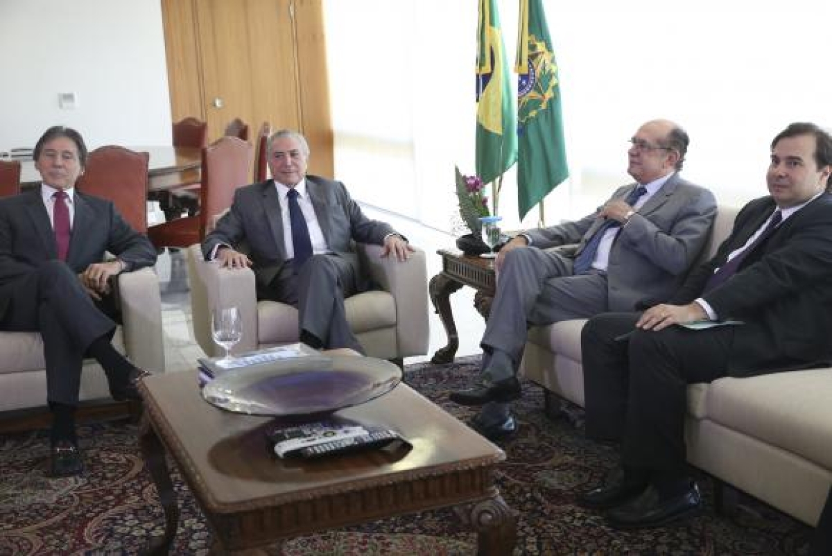 O presidente Michel Temer recebe no Palácio do Planalto, os presidentes Gilmar Mendes, do TSE, Eunício Oliveira, do Senado, e Rodrigo Maia, da Câmara dos Deputados (Foto: Antonio Cruz/Agência Brasil) O presidente Michel Temer recebe no Palácio do Planalto, os presidentes Gilmar Mendes, do TSE, Eunício Oliveira, do Senado, e Rodrigo Maia, da Câmara dos Deputados (Foto: Antonio Cruz/Agência Brasil)