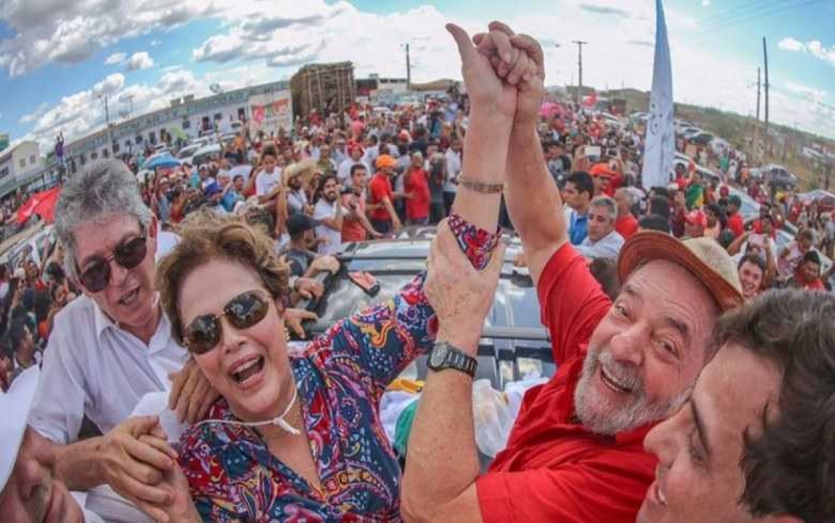 O ex-presidente Lula e a presidenta deposta, Dilma Rousseff, em festa com a população do interior da Paraíba (Foto: Instituto Lula)