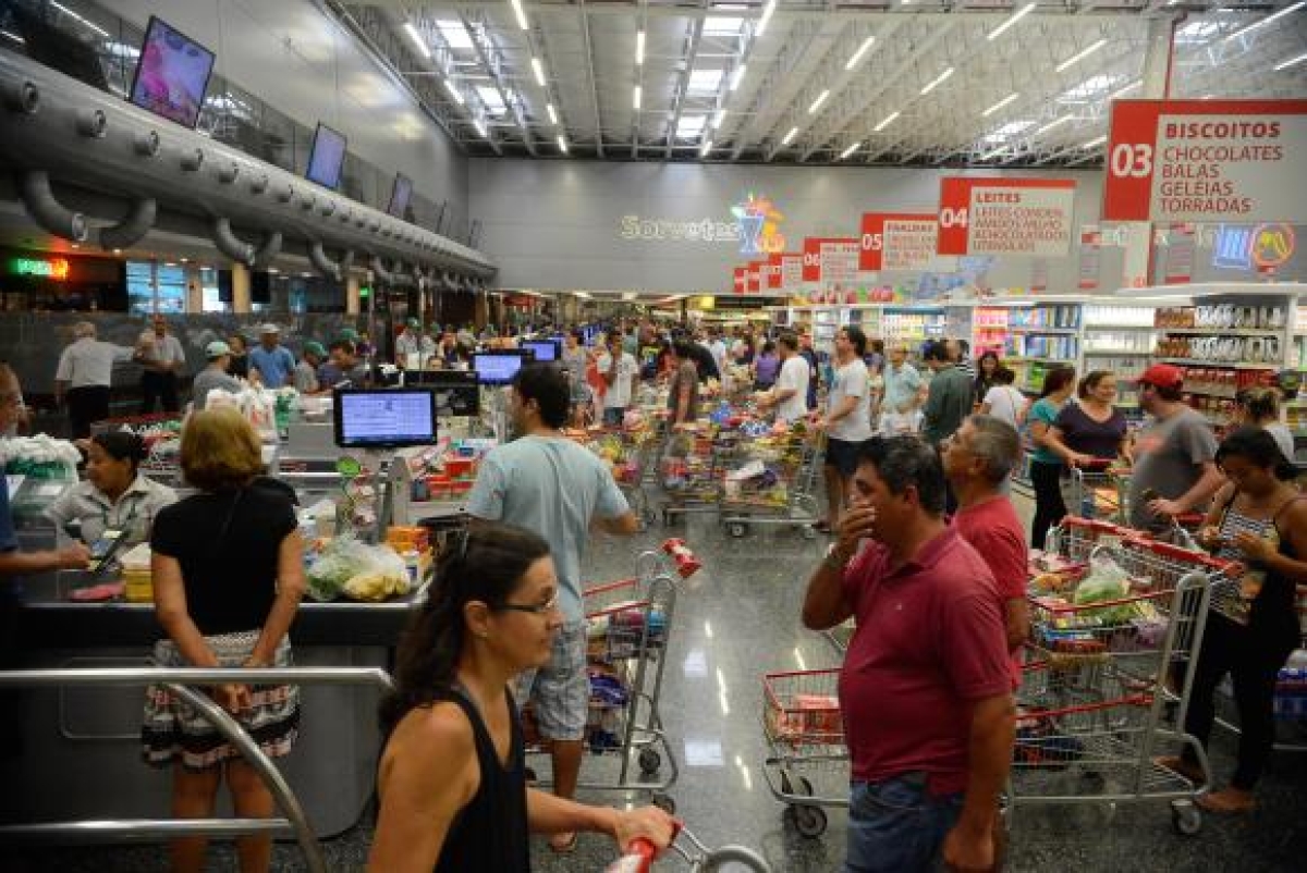 Em supermercados e açougues, consumidor aumentou cuidados ao comprar carne (Foto: Tânia Rêgo/Agência Brasil)