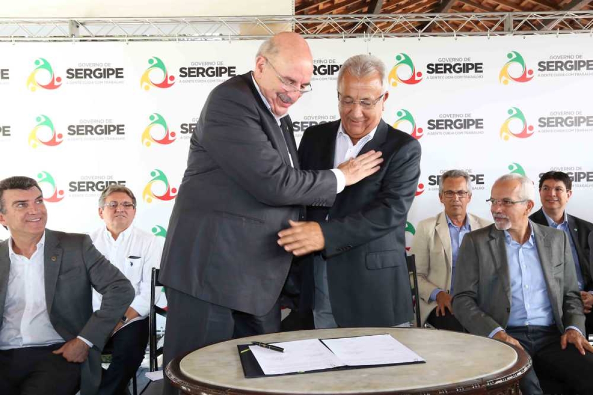 Recebido pelo governador Jackson Barreto, o ministro do Desenvolvimento Social e Agrário, Osmar Terra, participou da solenidade, que formaliza, inicialmente, o apoio a 62 municípios e 7.500 crianças (Foto: Jorge Henrique/ASN)