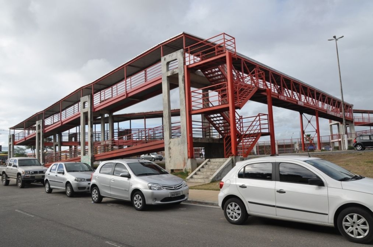 Governo de Sergipe recupera pontos de ônibus na Avenida Tancredo Neves (Foto: Jorge Reis/Seinfra/SE)