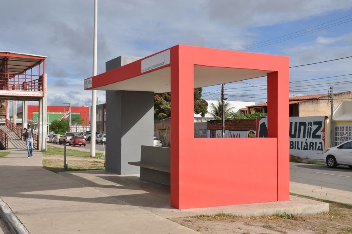 Governo de Sergipe recupera pontos de ônibus na Avenida Tancredo Neves (Foto: Jorge Reis/Seinfra/SE)