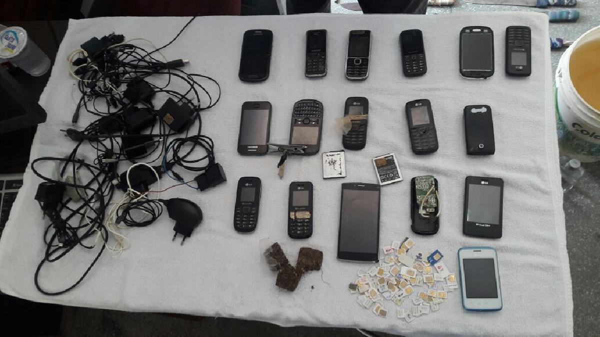 Desipe e PM/Sergipe fazem revista no Preslen e encontram telefones celulares, carregadores e armas (Foto: Sejuc/SE) Desipe e PM/Sergipe fazem revista no Preslen e encontram telefones celulares, carregadores e armas (Foto: Sejuc/SE)