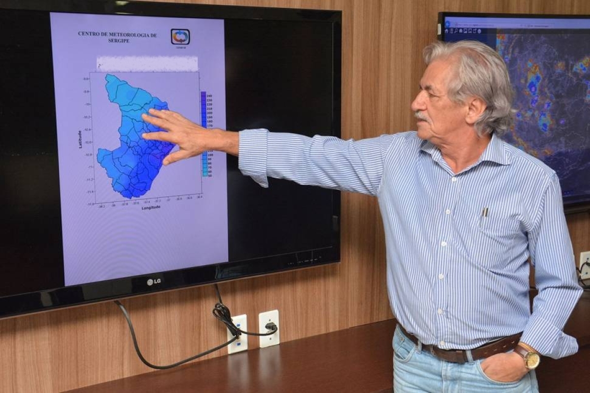 O meteorologista da Semarh, Overland Amaral, afirma que o sistema avança da Bahia em direção ao litoral sul sergipano e deverá perdurar até a segunda-feira, 03 (Foto: Paulo Tim Tim/Semarh)