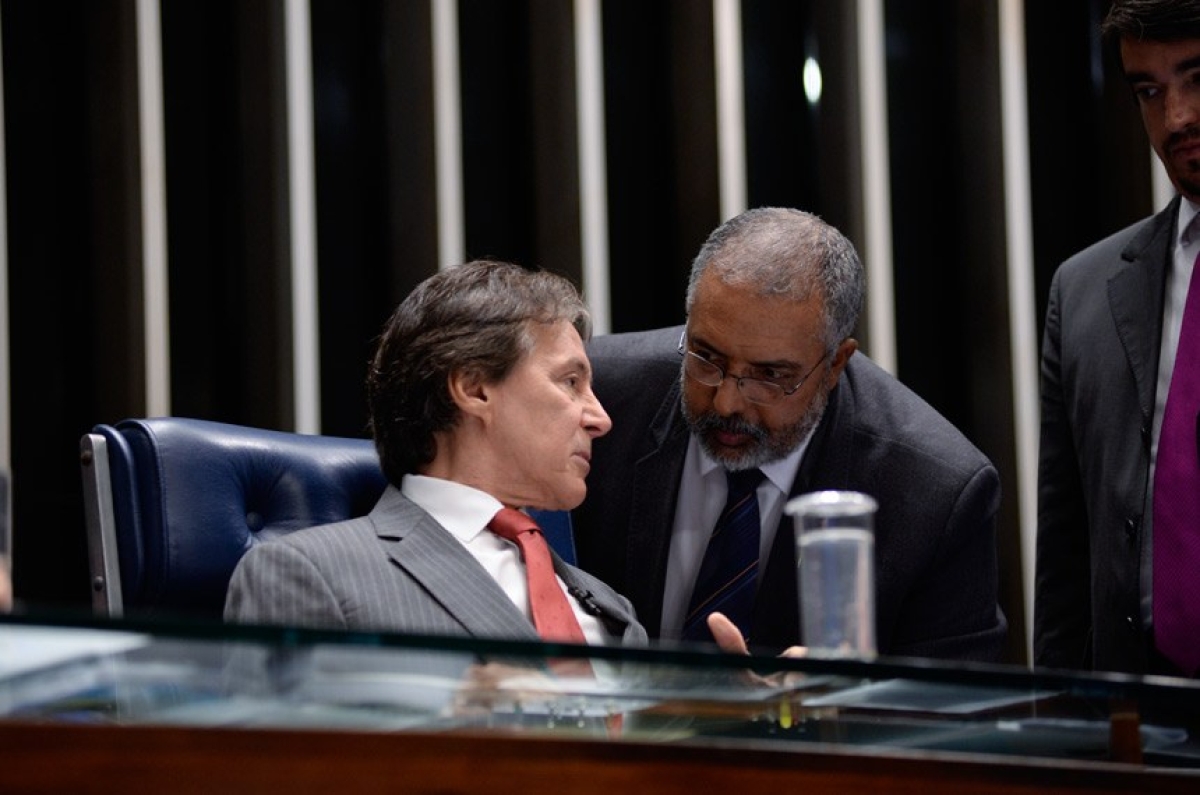 O presidente do Senado, Eunício Oliveira e o relator do PLC 30/2015, Paulo Paim (PT-RS) conversaram sobre a tramitação do projeto alternativo ao que foi sancionado (Foto: Jefferson Rudy/Agência Senado) O presidente do Senado, Eunício Oliveira e o relator do PLC 30/2015, Paulo Paim (PT-RS) conversaram sobre a tramitação do projeto alternativo ao que foi sancionado (Foto: Jefferson Rudy/Agência Senado)
