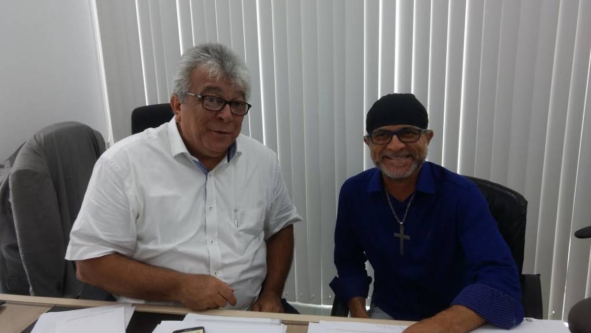 Secretário Almeida Lima recebe o deputado Moritos Matos (Foto: Ascom parlamentar/Andréa Oliveira)