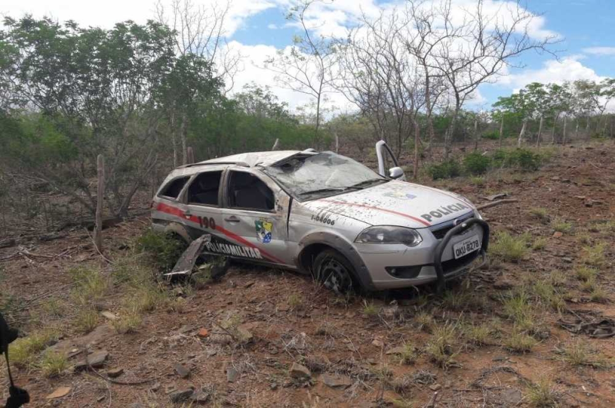Viatura da PM cai de ribanceira após motorista tentar desviar de buraco e perder controle do veículo (Foto: PM/SE)