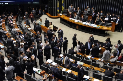 Deputados aprovaram regras como idade máxima para os veículos e autorização do município quanto ao local da prestação do serviço (Foto: Luis Macedo/Câmara dos Deputados)