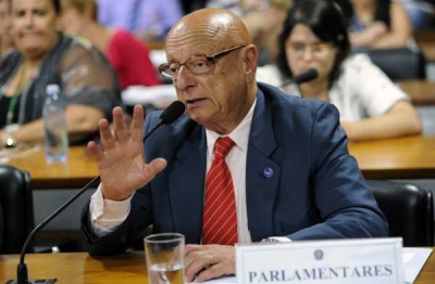 O relator, Esperidão Amin: caminho para conseguir o benefício tem sido a judicialização; projetos como esse ajudam a atender as necessidades dos portadores de doença tão grave (Foto: Lúcio Bernardo Junior/Câmara dos Deputados)