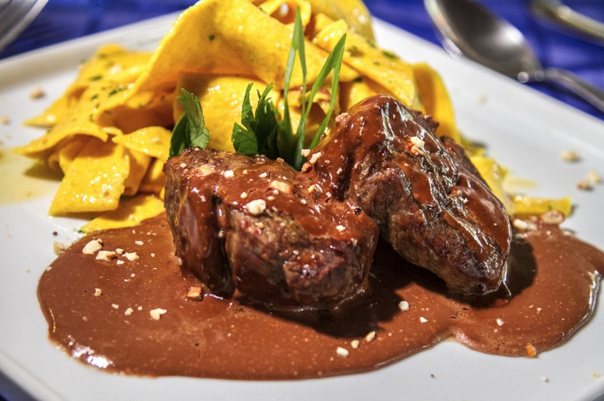 Filé bovino em molho de chocolate e parpadelle de açafrão (Foto: Senac/SE)