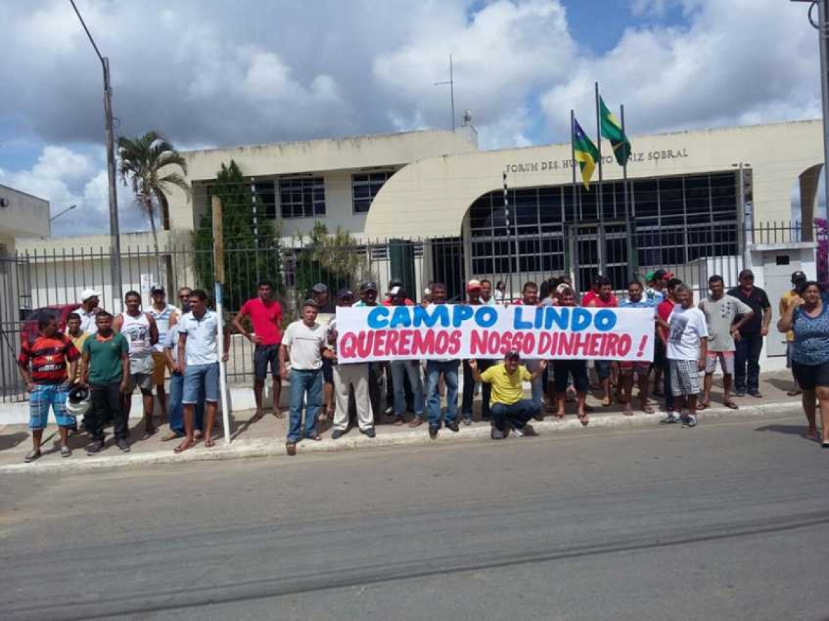 Os ex-funcionários da Usina Campo Lindo pedem "?N?O A RECUPERA??O JUDICIAL?" (Foto: Delmanira Brito/Visite Dores) Os ex-funcionários da Usina Campo Lindo pedem "?N?O A RECUPERA??O JUDICIAL?" (Foto: Delmanira Brito/Visite Dores)