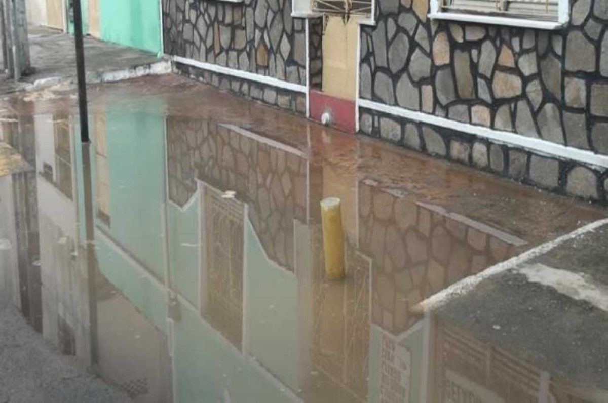 Moradora teve casa tomada pelas águas (Foto: Portal Infonet) Moradora teve casa tomada pelas águas (Foto: Portal Infonet)