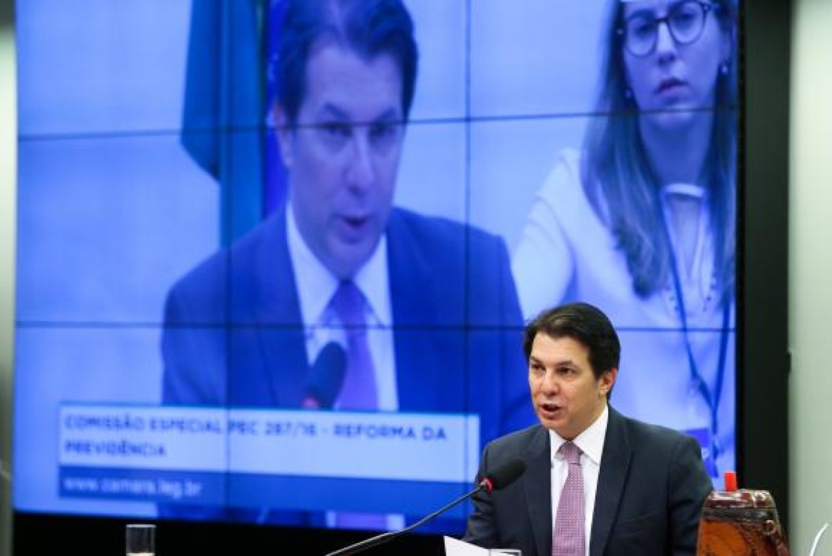 O deputado Arthur Maia lê seu relatório na Comissão Especial que analisa a proposta de emenda à Constituição (PEC) da reforma da Previdência (PEC 287/16) (Foto: Marcelo Camargo/Agência Brasil) O deputado Arthur Maia lê seu relatório na Comissão Especial que analisa a proposta de emenda à Constituição (PEC) da reforma da Previdência (PEC 287/16) (Foto: Marcelo Camargo/Agência Brasil)