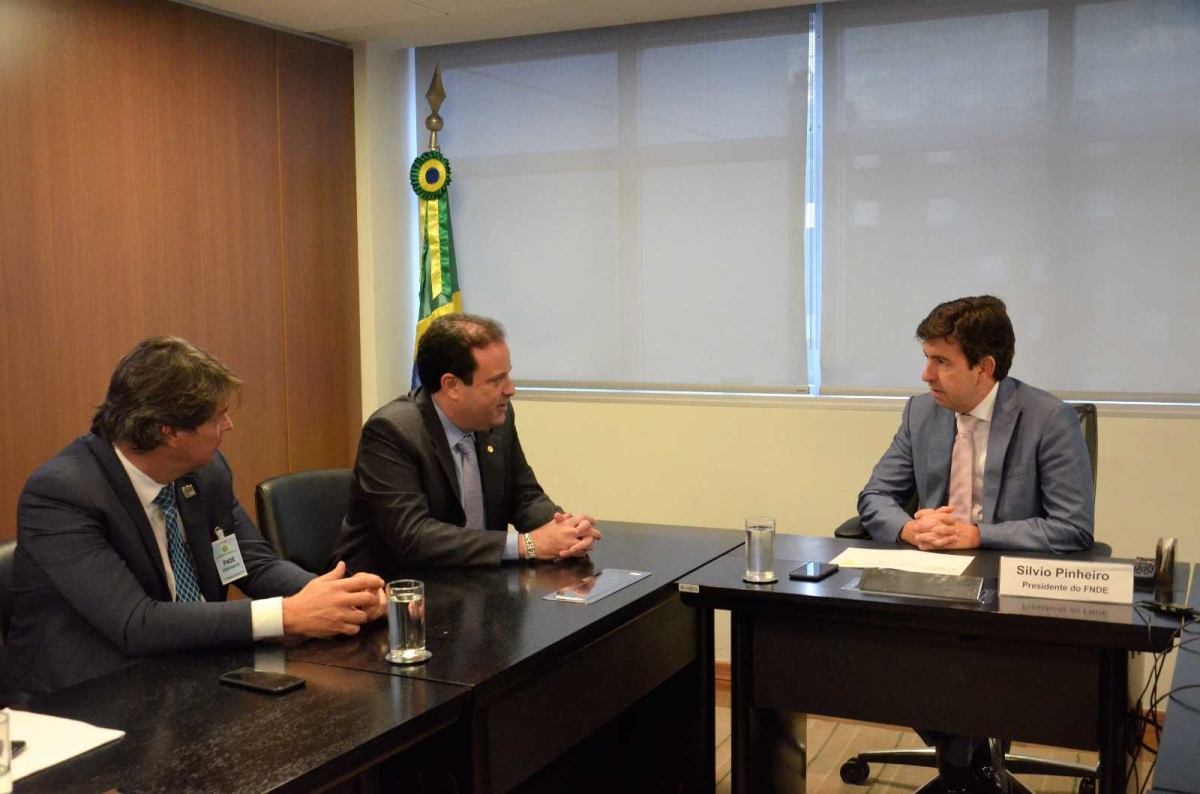 Audiência com Sílvio Pinheiro, do FNDE, Elio Martins e André Moura (Foto: Nefy Dias/Assessoria André Moura) Audiência com Sílvio Pinheiro, do FNDE, Elio Martins e André Moura (Foto: Nefy Dias/Assessoria André Moura)