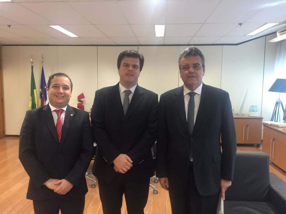 Deputado federal Valadares Filho, ministro das Minas e Energias, Fernando Bezerra Filho e o deputado estadual Luciano Pimentel (Foto: Ascom Luciano Pimentel) Deputado federal Valadares Filho, ministro das Minas e Energias, Fernando Bezerra Filho e o deputado estadual Luciano Pimentel (Foto: Ascom Luciano Pimentel)