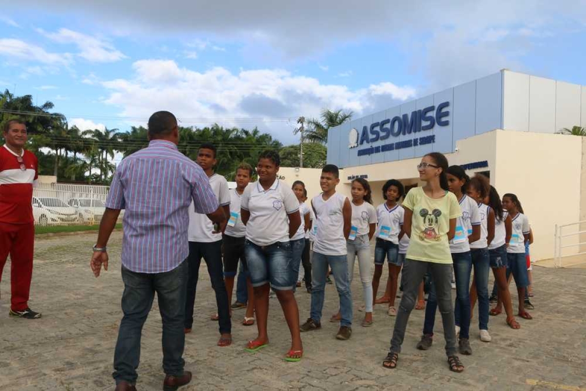 Brigada mirim Assomise atende crianças de escola pública (Foto: Assomise)