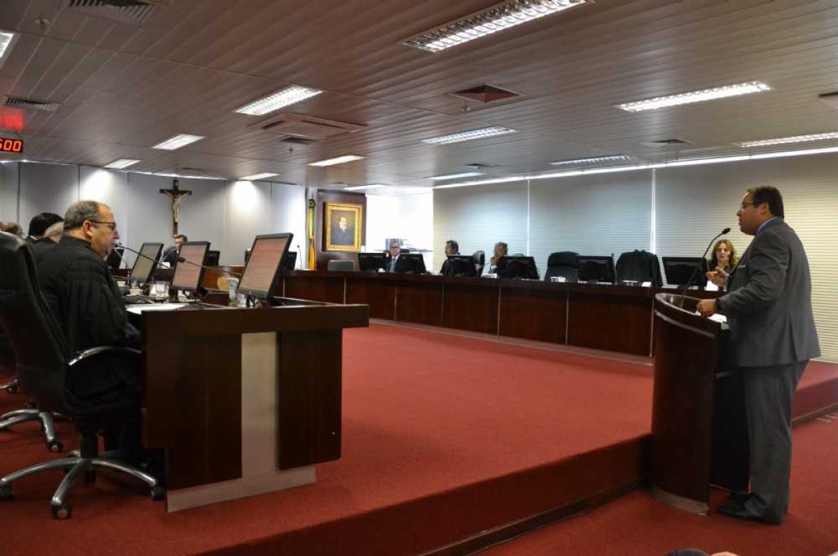 Diógenes Barreto [à esquerda] voto pela edição de lei (Foto: Arquivo/Portal Infonet)