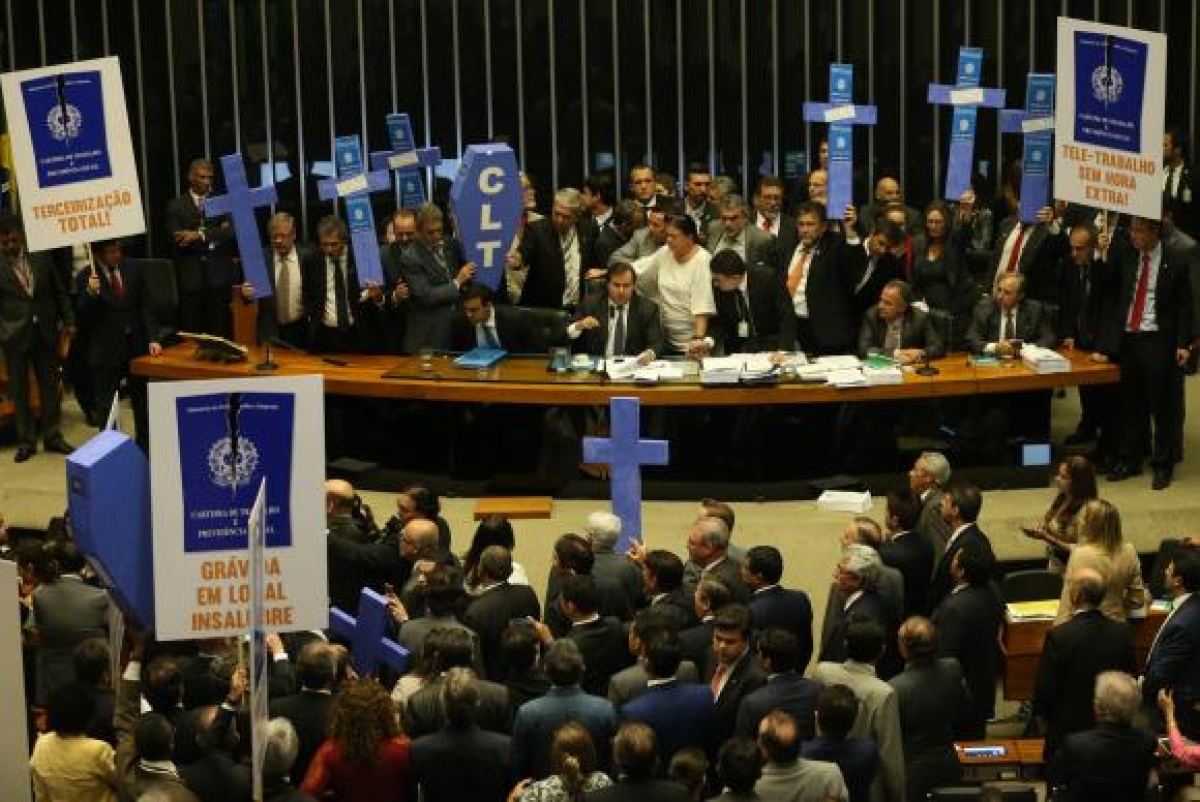 Após a conclusão da leitura do parecer do relator do projeto da reforma trabalhista, deputados de partidos de oposição ao governo retomaram a obstrução aos trabalhos no plenário (Foto: Antonio Cruz/Agência Brasil) Após a conclusão da leitura do parecer do relator do projeto da reforma trabalhista, deputados de partidos de oposição ao governo retomaram a obstrução aos trabalhos no plenário (Foto: Antonio Cruz/Agência Brasil)