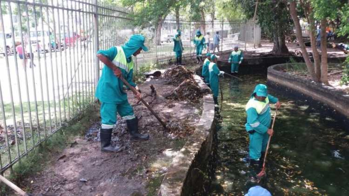 Limpeza do lago da praça Olímpio Campos (Foto: Emsurb)
