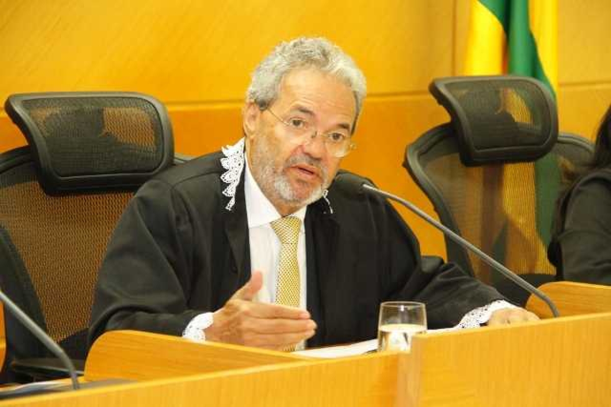 Documento foi distribuído junto ao colegiado pelo conselheiro Clóvis Barbosa (Foto: Cleverton Ribeiro/TCE/SE)