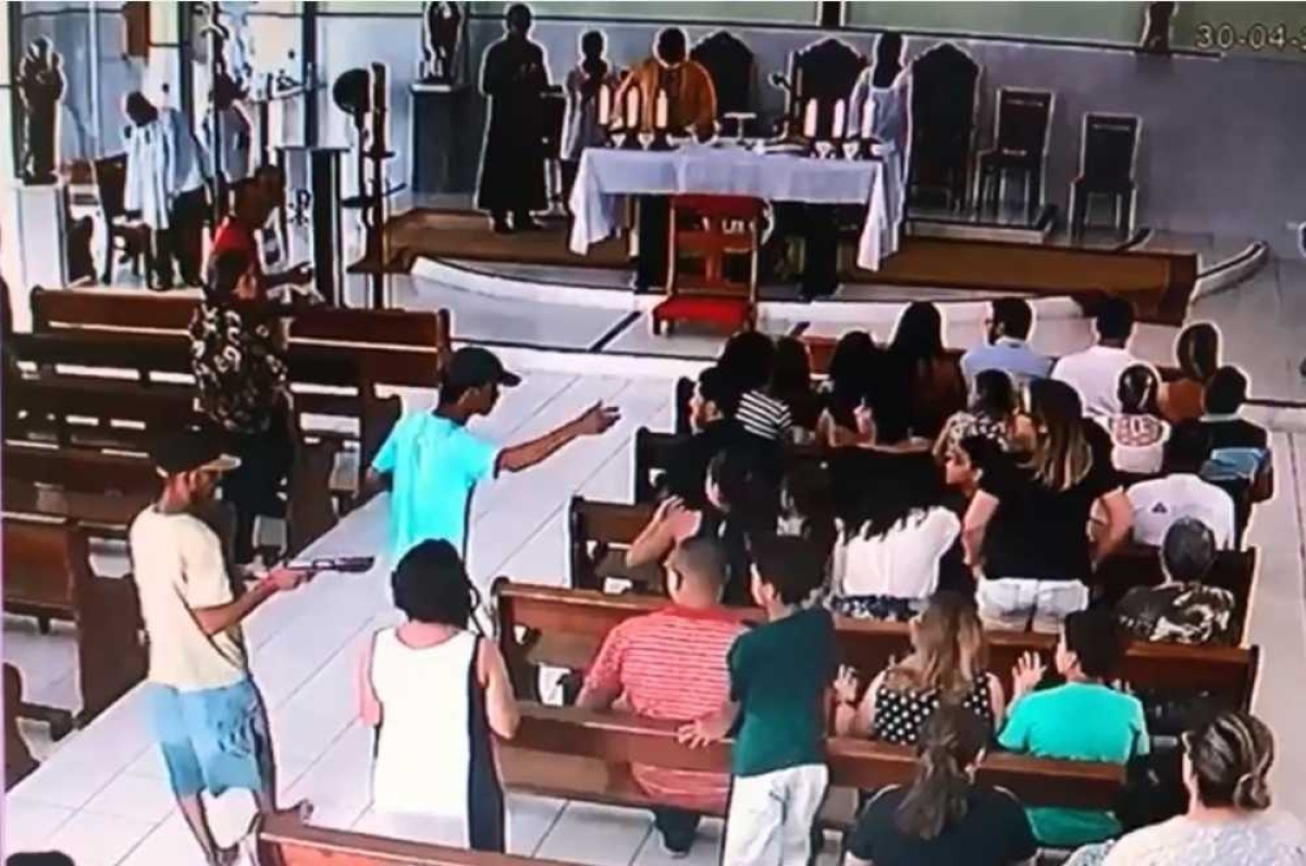 Um dos bandidos ameaçava as vitimas com um revólver, enquanto o outro recolhia os pertences (Foto: Reprodução)