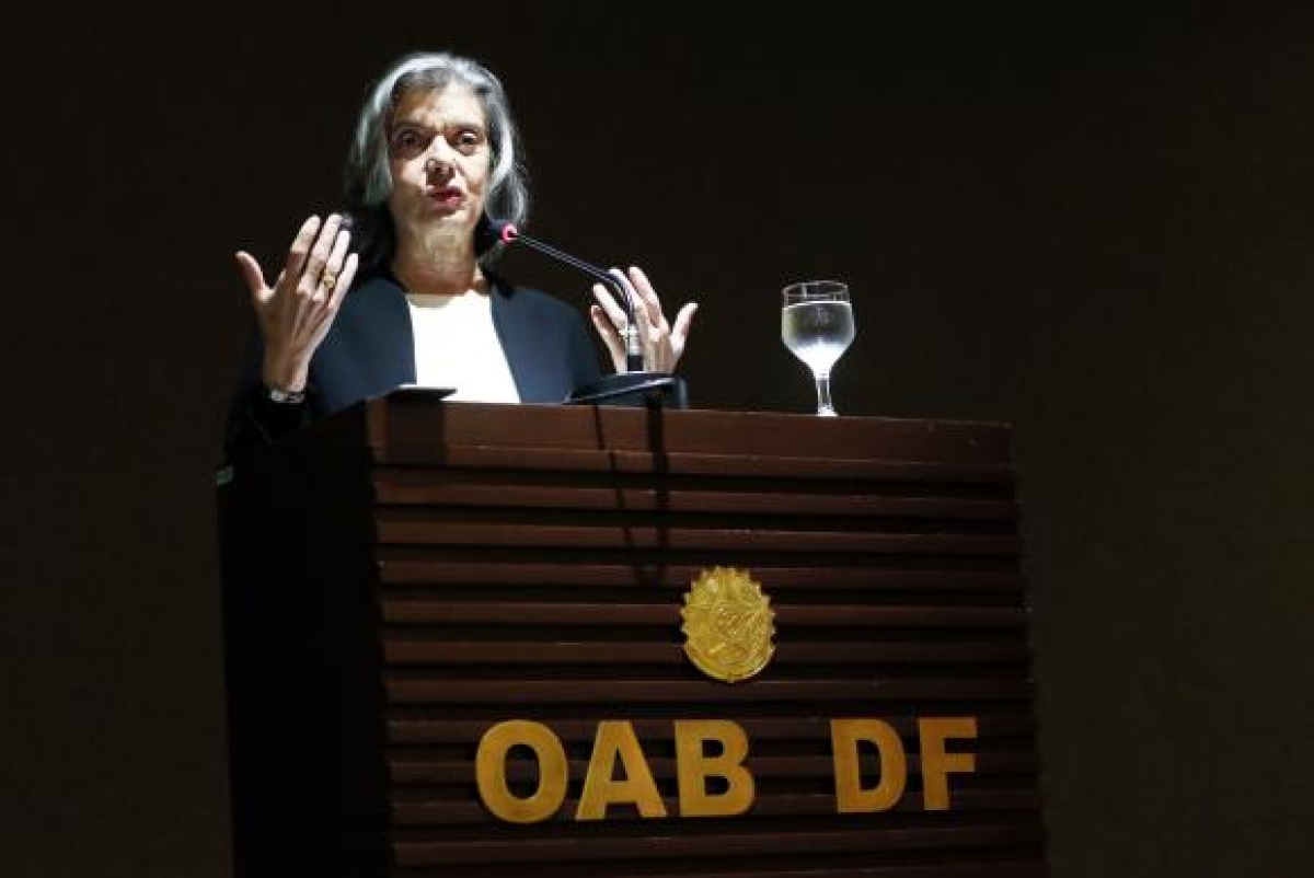 A presidente do Supremo Tribunal Federal, ministra Cármen Lúcia, defendeu  eficácia à Constituição que garante o trabalho do jornalista de informar o cidadão. A ministra participou  do Fórum Nacional do Poder Judiciário e Liberdade de Imprensa (Foto: Antonio Cruz/Agência Brasil)