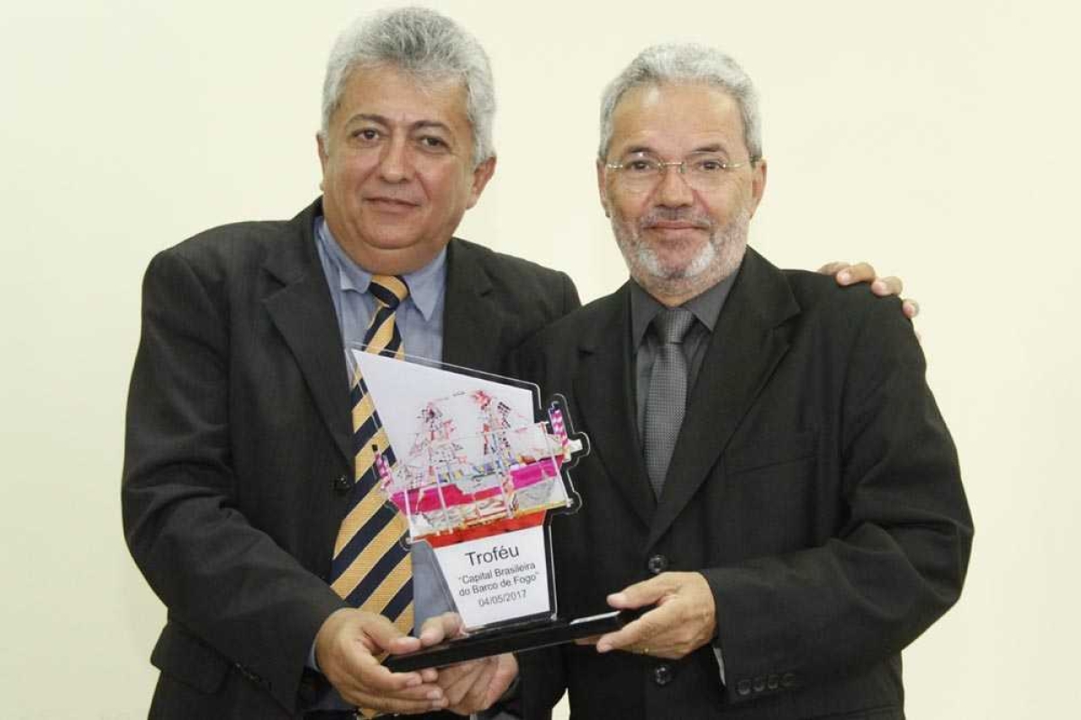 Troféu foi entregue pelo prefeito de Estância, Gilson Andrade (Foto: Cleverton Ribeiro/TCE/SE)
